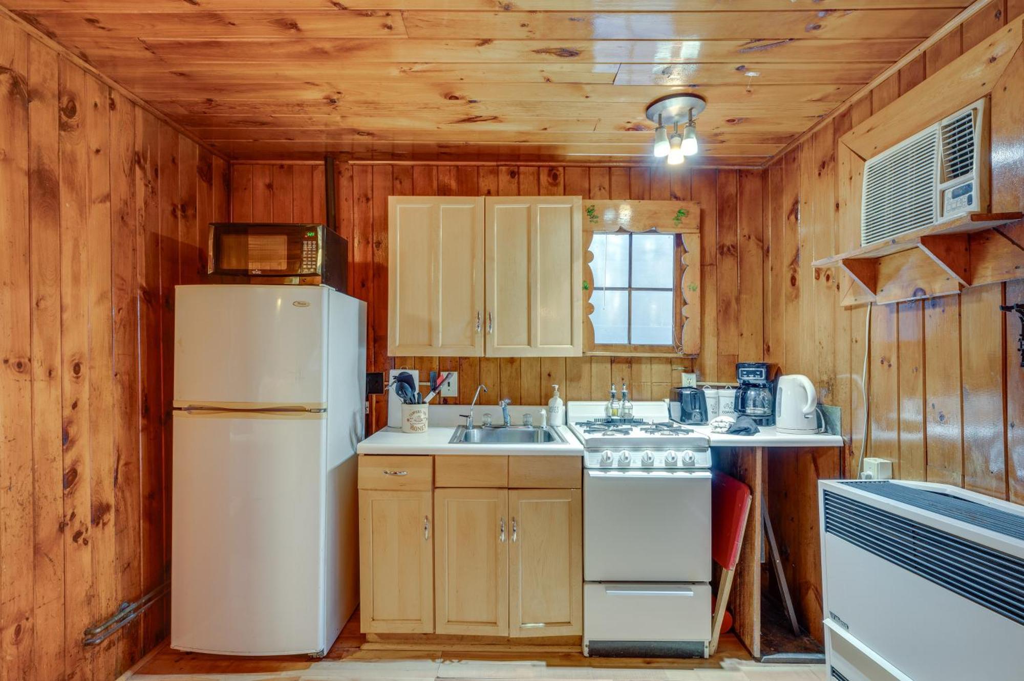 Cozy Laconia Studio With Pool Access - 2 Mi To Lake! Appartement Buitenkant foto